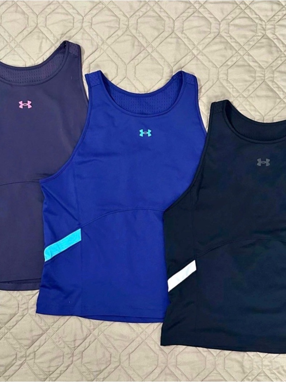 Like new - women’s Under Armour tops lot, size large
